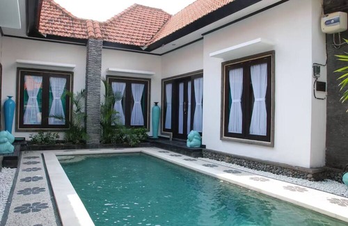 Kerobokan Villa | Villa Marjens 2 Seminyak area , 4 bedrooms sleeps 8 private pool for about $30pp