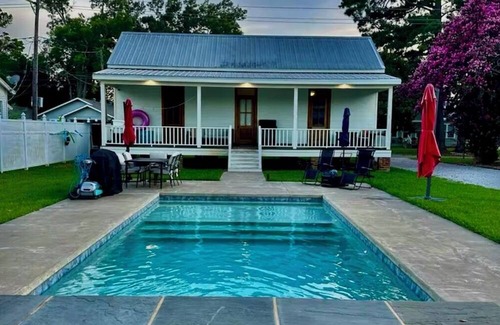 Marksville Cabaña | Charming 1-bedroom historical cottage in serene Marksville with AC and pool.