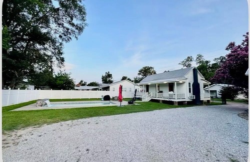 Marksville Cabaña | Charming 1-bedroom historical cottage in serene Marksville with AC and pool.