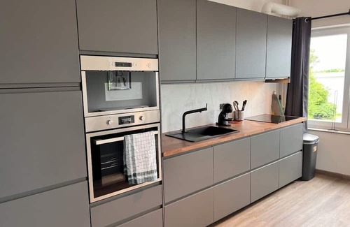 Strombeek-Bever Apartamento | Close to the atomium and expo halls. A stone's throw from trademarkt.