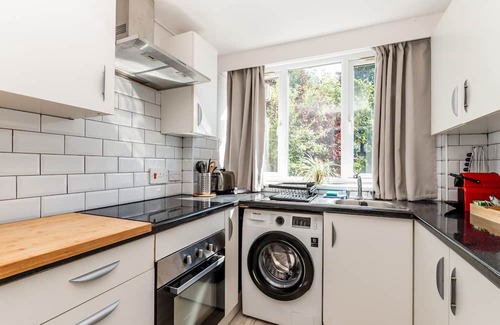 Coombe Hill Apartamento | Pass the Keys | Charming, Tranquil 2 BR Kingston Escape, London