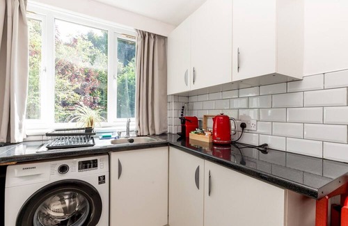 Coombe Hill Apartamento | Pass the Keys | Charming, Tranquil 2 BR Kingston Escape, London