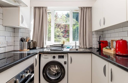 Coombe Hill Apartamento | Pass the Keys | Charming, Tranquil 2 BR Kingston Escape, London