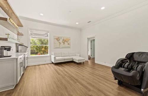 South Baton Rouge Casa | Spacious 7-bedroom house LSU fans Modern