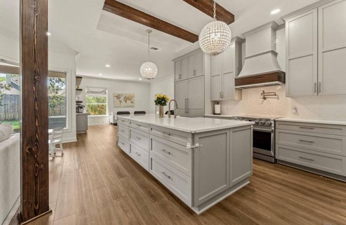 South Baton Rouge Casa | Spacious 7-bedroom house LSU fans Modern