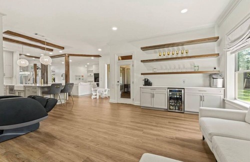 South Baton Rouge Casa | Spacious 7-bedroom house LSU fans Modern