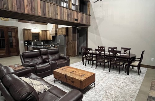 Heber Springs Cabina | Massive cabin on the Little Red River in Heber Springs - 5 bedrooms.