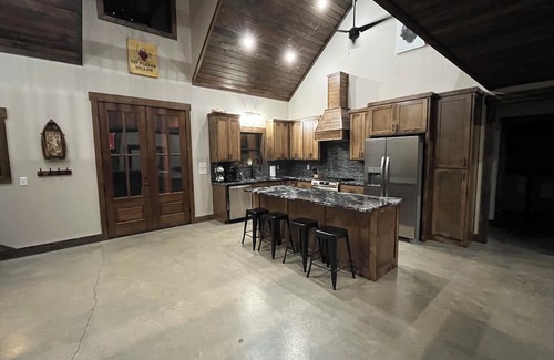 Heber Springs Cabina | Massive cabin on the Little Red River in Heber Springs - 5 bedrooms.