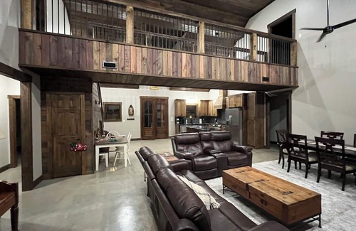 Heber Springs Cabina | Massive cabin on the Little Red River in Heber Springs - 5 bedrooms.