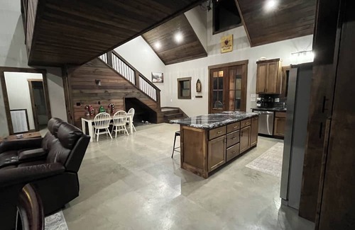 Heber Springs Cabina | Massive cabin on the Little Red River in Heber Springs - 5 bedrooms.