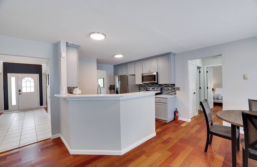 Blakeslee Casa | Luxury, Hot Tub, Jacuzzi, Home Theater, Lake and more in the heart of Poconos