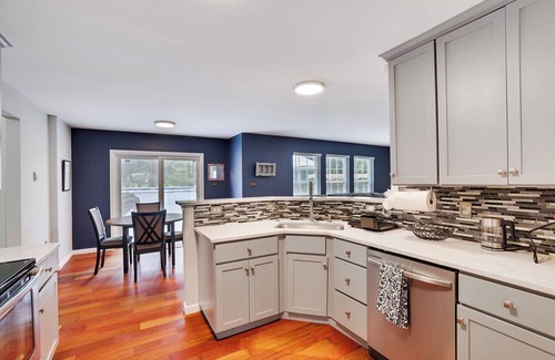 Blakeslee Casa | Luxury, Hot Tub, Jacuzzi, Home Theater, Lake and more in the heart of Poconos