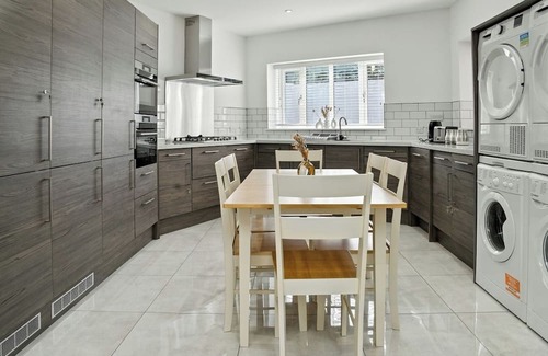 Walsall Casa | Spacious 6-Bedroom/6-Bathroom Stay in Bloxwich