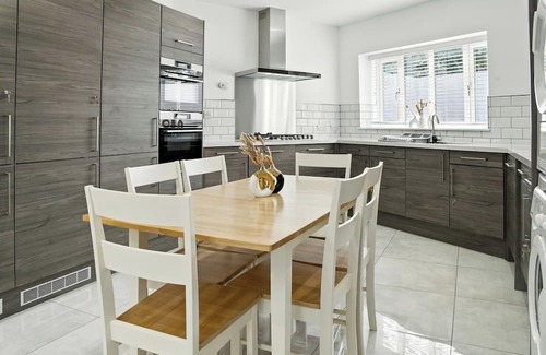 Walsall Casa | Spacious 6-Bedroom/6-Bathroom Stay in Bloxwich