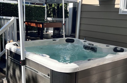 Manville Casa | Unwind at this 1 room and access to pool table,Netflix, outdoors hot-tub, gazebo