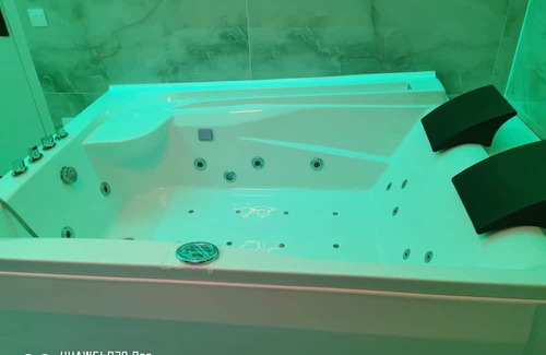 Centrul Nou Apartamento | *Relaxare Premium* Apartament cu Jacuzzi & Saună!