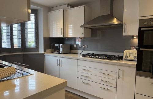 Broadbridge Heath Casa | 3 Bed House in Horsham Parking/Fast WIFI