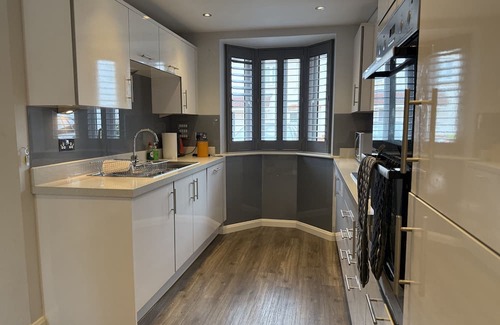 Broadbridge Heath Casa | 3 Bed House in Horsham Parking/Fast WIFI