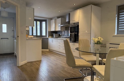 Broadbridge Heath Casa | 3 Bed House in Horsham Parking/Fast WIFI