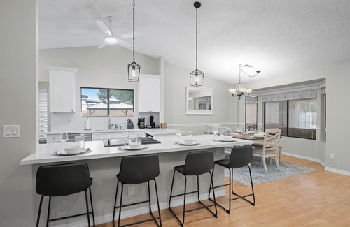 East Mesa Casa | Mesa Oasis 6BR Pool & Pickleball Sleeps 20