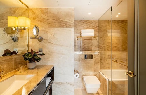 Portsoken Hotel | Spitel Fyeld Junior Suite at Hotel Saint—East End London Views!