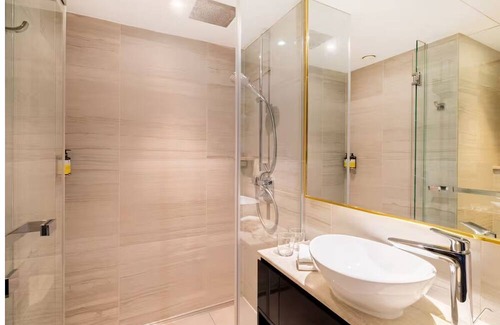 Portsoken Hotel | Stylish Twin Room w/ City Views & Walk-In Shower – Central London Stay