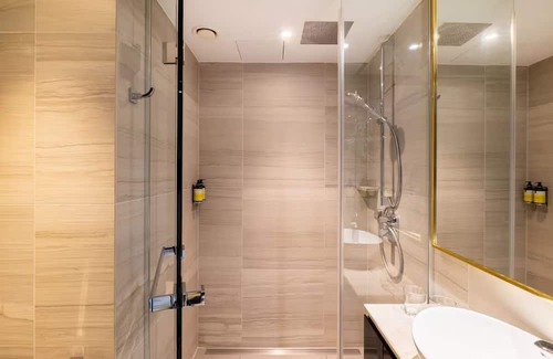 Portsoken Hotel | Stylish Twin Room w/ City Views & Walk-In Shower – Central London Stay
