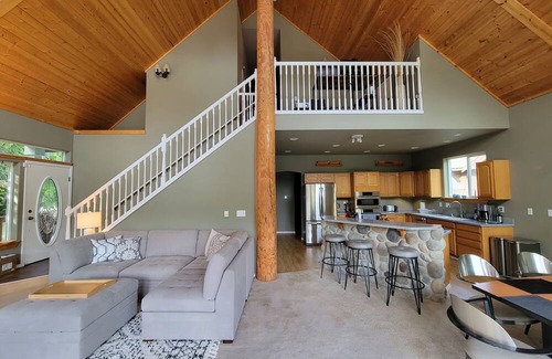 Longbranch Casa | 3 BR Waterfront retreat, great deck, beaches, fireplace & game room