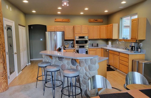 Longbranch Casa | 3 BR Waterfront retreat, great deck, beaches, fireplace & game room