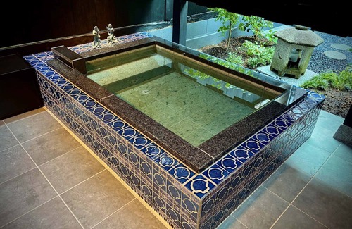 Obama Villa | One-room suite townhouse in an important traditional building preservation district with bedrock bath & open-air bath Please stay in the kitchen and projector.
