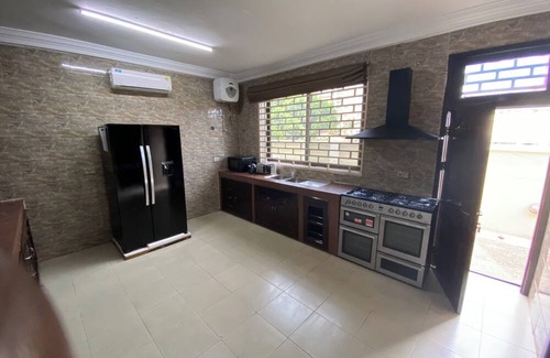 Accra Villa | Spacious 6-bedroom villa in charming Accra with AC