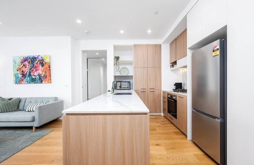 Heidelberg Heights Apartamento | Modern Luxe Charm with Balcony Parking Gym