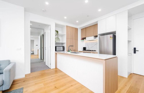 Heidelberg Heights Apartamento | Modern Luxe Charm with Balcony Parking Gym