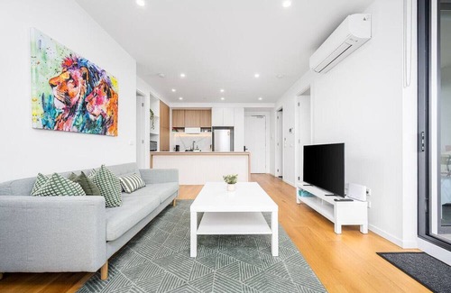 Heidelberg Heights Apartamento | Modern Luxe Charm with Balcony Parking Gym