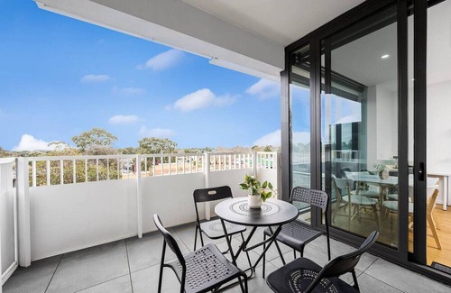 Heidelberg Heights Apartamento | Modern Luxe Charm with Balcony Parking Gym