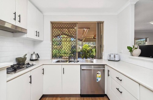 Silver Sands Casa | This house is a 4 bedroom(s), 2 bathrooms, located in Silver Sands, WA.