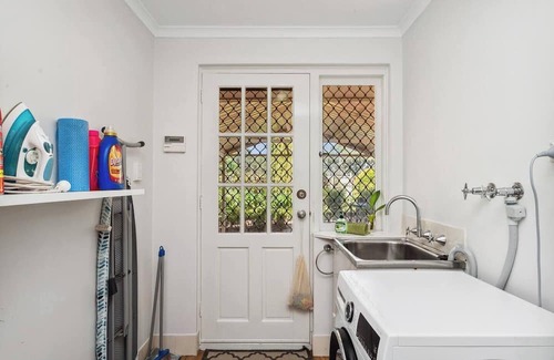 Silver Sands Casa | This house is a 4 bedroom(s), 2 bathrooms, located in Silver Sands, WA.
