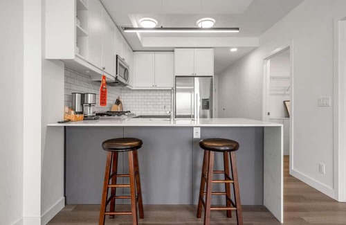 Sunnyside Apartamento | Chic 1BR Kensington unit W/Free UG Parking