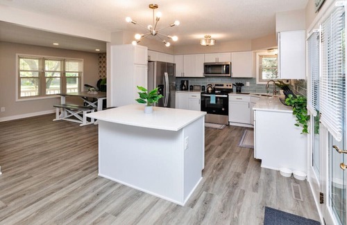 Clive Apartamento | Modern Comfort in Des Moines` West Side 4BR/2.5BR