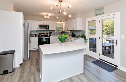 Clive Apartamento | Modern Comfort in Des Moines` West Side 4BR/2.5BR