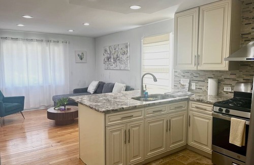 Des Plaines Casa | Cozy Home near O'Hare & fun Hubs with AC
