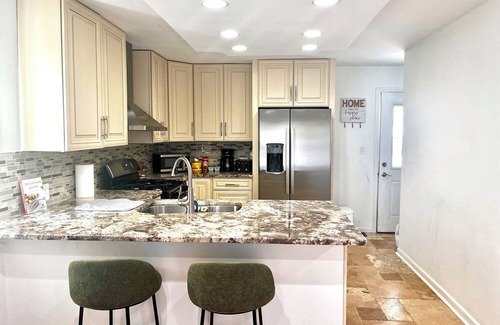 Des Plaines Casa | Cozy Home near O'Hare & fun Hubs with AC