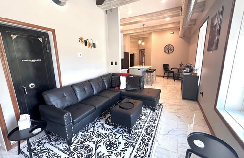 Muscatine Apartamento | New 2-bedroom loft in center of Downtown Muscatine. Shopping, food, pubs nearby.