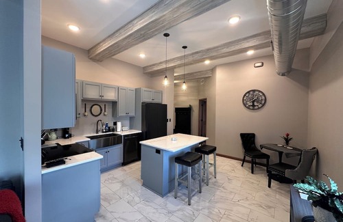 Muscatine Apartamento | New 2-bedroom loft in center of Downtown Muscatine. Shopping, food, pubs nearby.