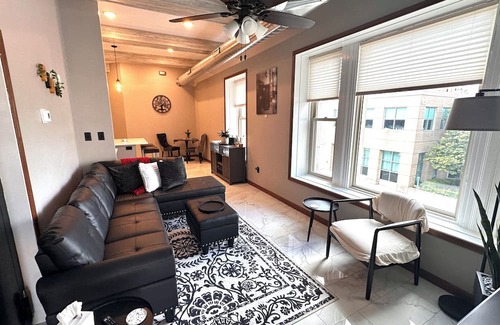 Muscatine Apartamento | New 2-bedroom loft in center of Downtown Muscatine. Shopping, food, pubs nearby.