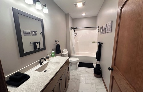Muscatine Apartamento | New 2-bedroom loft in center of Downtown Muscatine. Shopping, food, pubs nearby.