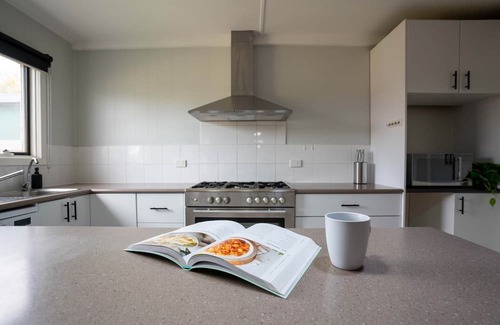 Kerang Casa | Spacious Kerang Retreat | Stylish & Cosy