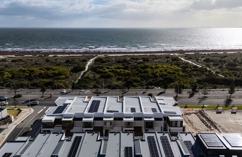 Taperoo Casa | Oceanview Luxury with Dedicated Workspace