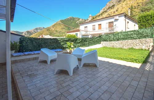 Venafro Casa | Nice home in Venafro with house a mountain view