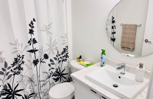 Riverview Casa | New and Modern Suite in Bristol Riverview